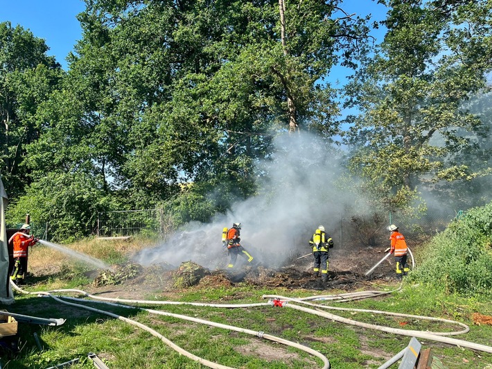 FW Celle: Feuer droht auf Wald überzugreifen!