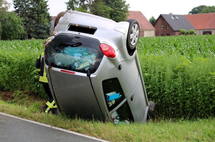POL-MI: Auto landet nach Unfall auf Dach