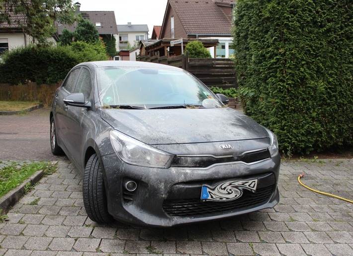 POL-RBK: Burscheid - Unkrautbrenner fackelt Hecke ab und beschädigt das Auto der Nachbarn