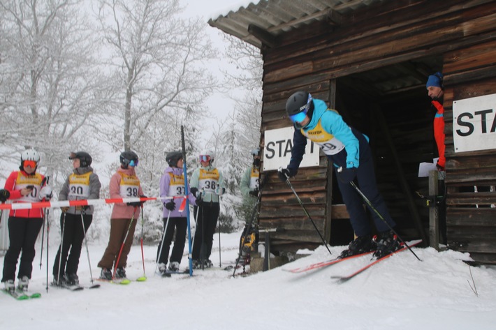 POL-SI: Für die Polizei ging es steil bergab - bei den Skimeisterschaften am Hesselbacher Gletscher #polsiwi