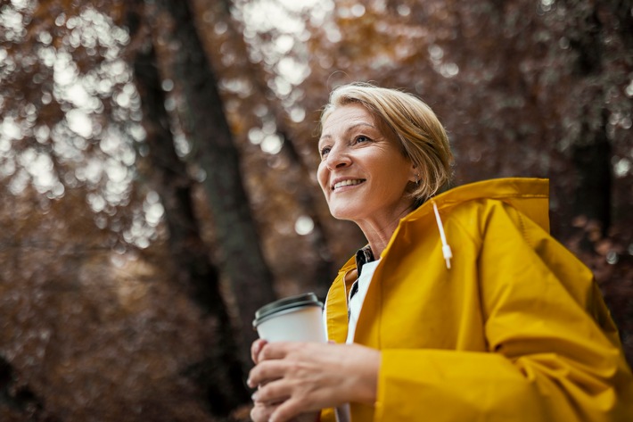 Lange Spaziergänge in der Natur tun nicht nur der Lunge gut. Wer auch im Alter fit bleiben möchte, sollte sich jetzt zum Thema Pneumokokken-Impfung informieren / Weiterer Text über ots und www.presseportal.de/nr/13016 / Die Verwendung dieses Bildes für redaktionelle Zwecke ist unter Beachtung aller mitgeteilten Nutzungsbedingungen zulässig und dann auch honorarfrei. Veröffentlichung ausschließlich mit Bildrechte-Hinweis.