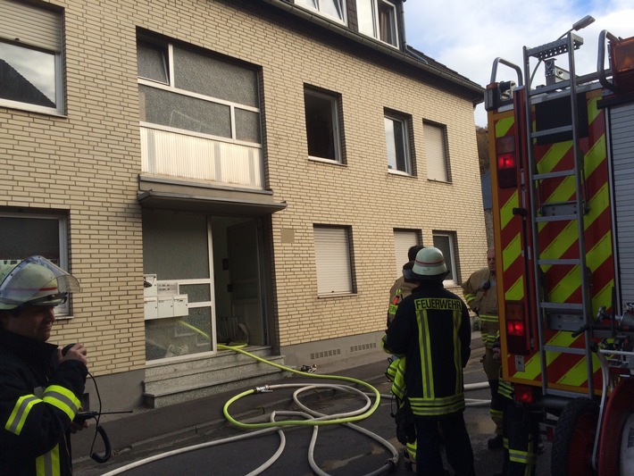 FW-Stolberg: Zimmerbrand in voller Ausdehnung - Menschenleben in Gefahr