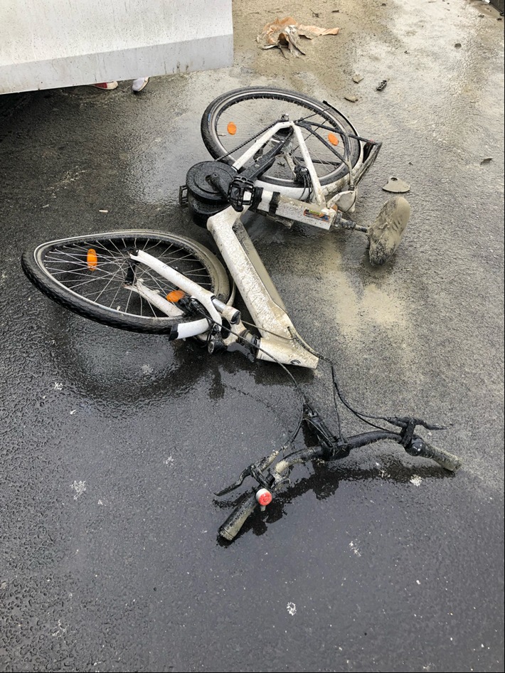 POL-ME: Von Autofahrer angefahren: Radfahrerin nach Unfall schwer verletzt - Ratingen - 2203001