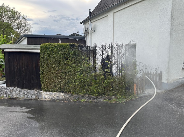 FW Ense: Heckenbrand in Ense-Lüttringen: Feuerwehr führt Nachlöscharbeiten durch**