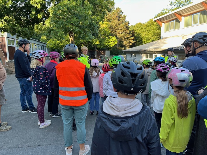 POL-SI: Alt hilft jung - jung hilft alt: Polizei startet das Projekt "Fahrrad-Pate" - #polsiwi
