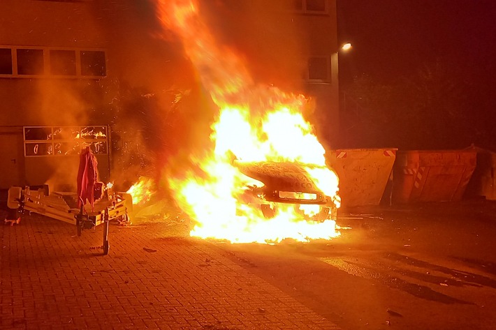 POL-ME: Erneut Brände in Heiligenhaus: Transporter stand in Vollbrand - Heiligenhaus - 2210121