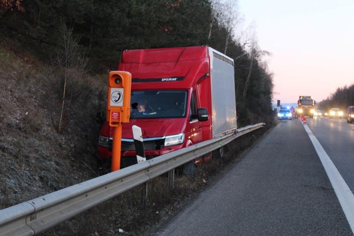 POL-PDKL: Abkommen von der Fahrbahn, schwierige Bergung