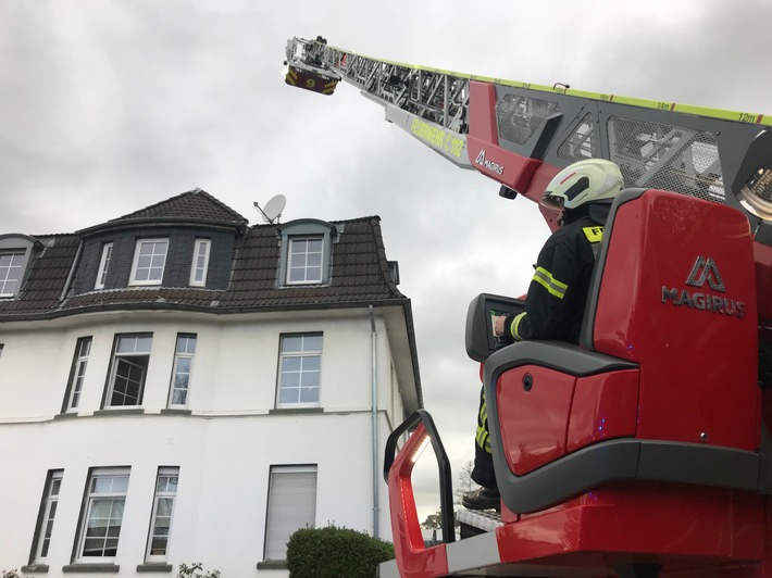 FW Mettmann: Brand eines hölzernen Anbaus ruft Feuerwehr auf den Plan