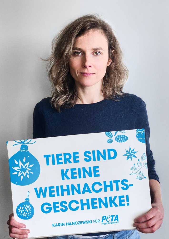 Schauspielerin Karin Hanczewski appelliert mit PETA-Motiv und Video an Verbraucher: "Tiere sind keine Weihnachtsgeschenke!"