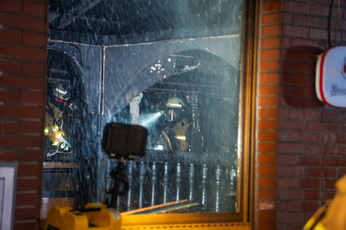 FW Menden: Gaststätte in Vollbrand - Feuerwehr rettet sechs Bewohner