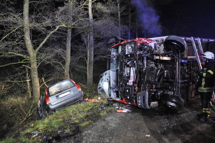 FW-KLE: Verkehrsunfall mit LKW: PKW-Fahrerin verstirbt an der Unfallstelle