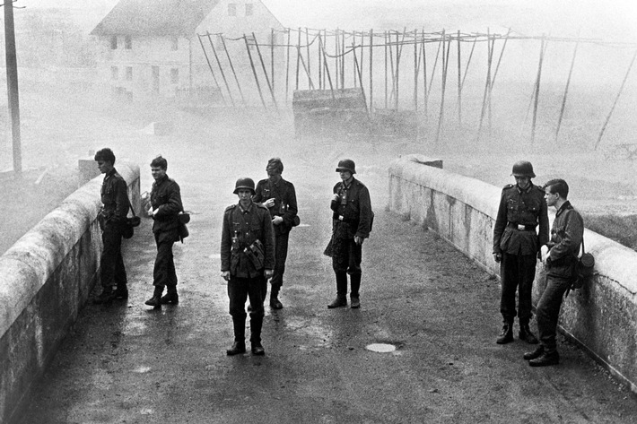 3sat zeigt den Antikriegsfilm "Die Brücke" und weitere Filme anlässlich des Kriegsendes vor 76 Jahren