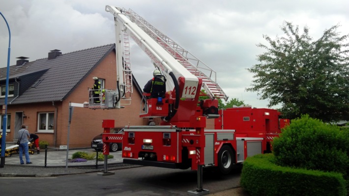 FW-KLE: Feuerwehr Bedburg-Hau unterstützt Rettungsdienst
