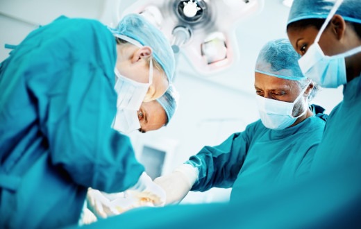 PM | Partnerschaftliche Zukunftsstrategie: Schön Klinik Neustadt und UKSH bündeln Kräfte in der Chirurgie
