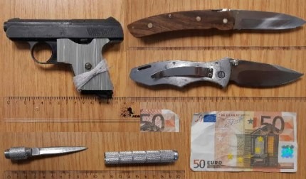 BPOLI MD: &quot;Schwarzfahrer&quot; versucht gefälschten 50-Euro-Schein zu tauschen und führt weiteres Falschgeld, eine Schreckschusswaffe samt Munition, Drogen sowie diverse Messer bei sich