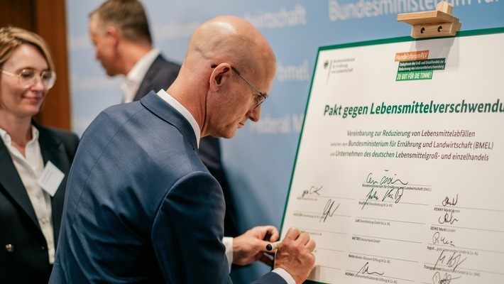 Neue Zielvereinbarung: EDEKA-Verbund intensiviert Engagement für Lebensmittelwertschätzung.