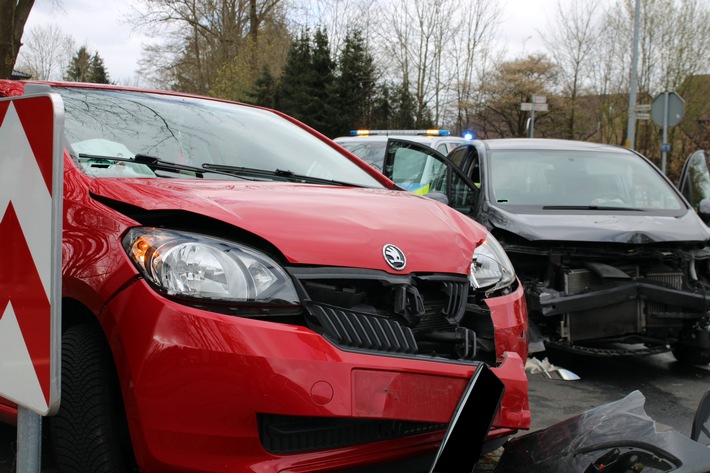 POL-MI: Drei Autos an Unfall beteiligt