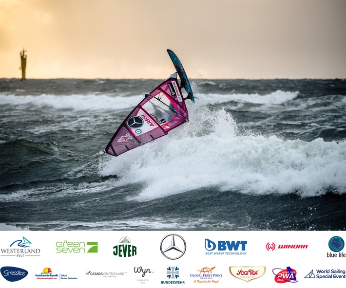 Philip Köster wieder an der Spitze - 2 neue Weltmeister - Wetter extrem und 200.000 Besucher beim Mercedes-Benz Windsurf World Cup Sylt 2019