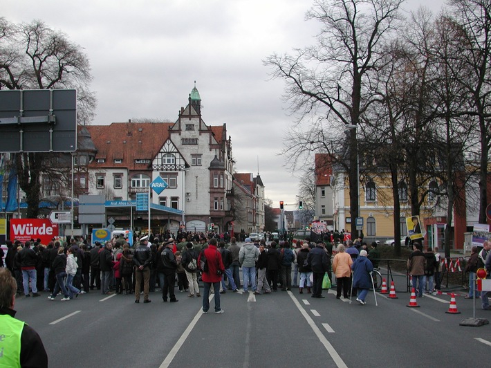 POL-HM: Kundgebungen verlaufen friedlich / Polizei sperrt Deisterallee