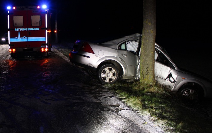 POL-MI: Alleinunfall: Pkw kommt von Straße ab und kracht gegen Baum