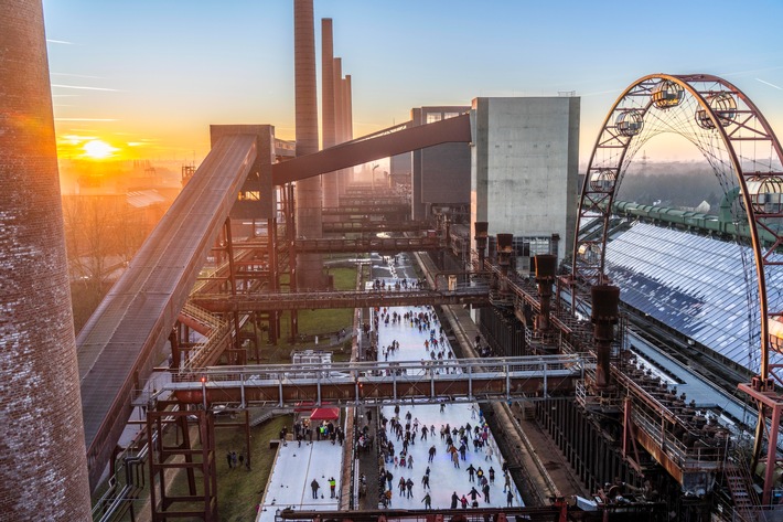 Zollverein-Eisbahn im Sonenuntergang (c) Jochen-Tack.jpg