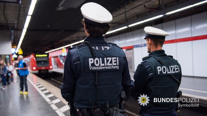 Bundespolizeidirektion München: Attacke am Münchner Hauptbahnhof / Jugendliche gehen auf Reisende los