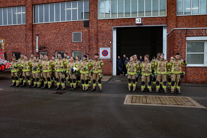 FW-GL: Erfolgreicher Abschluss der Feuerwehrgrundausbildung bei der Feuerwehr Bergisch Gladbach