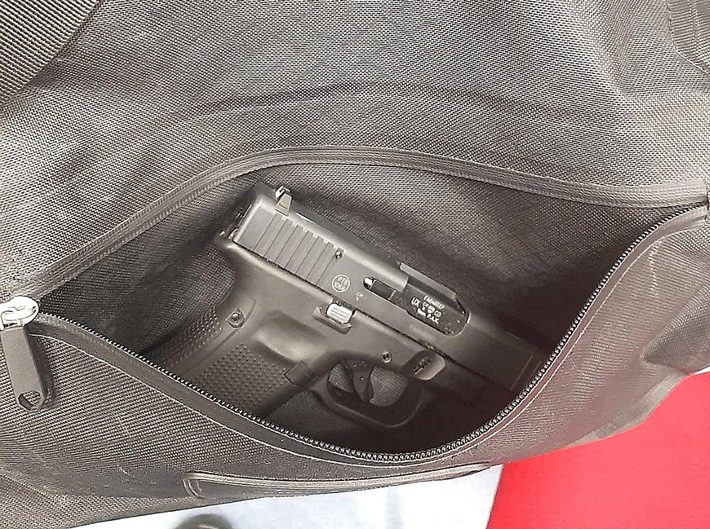 BPOLI DD: Reisender hatte Waffe im Gepäck