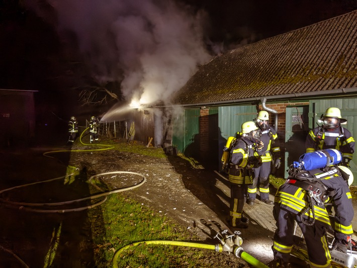 FW Lüchow-Dannenberg: Schweinestall brennt bei Dannenberg +++ Tiere überleben unverletzt +++ Feuerwehr verhindert Ausbreitung