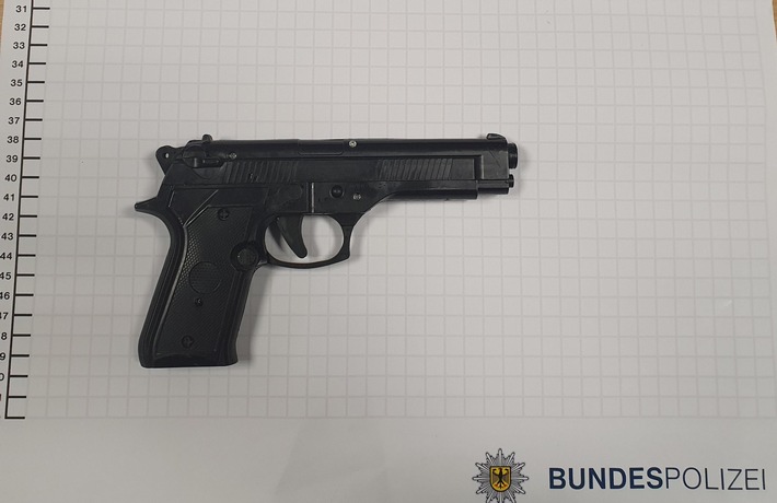 BPOL NRW: Bundespolizei nimmt alkoholisiertem 34-Jährigen täuschend echt aussehende Pistole ab