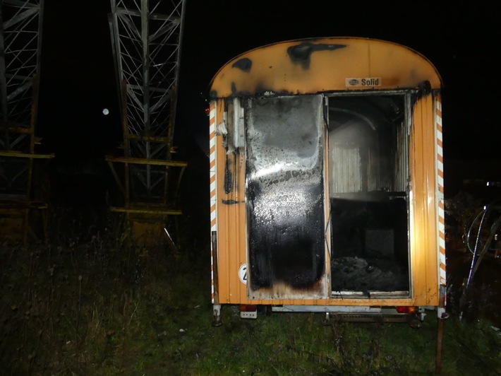POL-MI: Bauwagen ausgebrannt