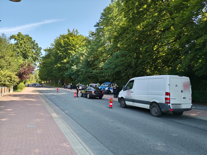 POL-HK: Schneverdingen: Flucht vor Festnahme; Soltau: Alkoholisiert verunfallt; Bad Fallingbostel: Stationäre Kontrolle (Foto); Bomlitz: Zusammenstoß mit E-Scooter; Munster: Einbruch in Schule