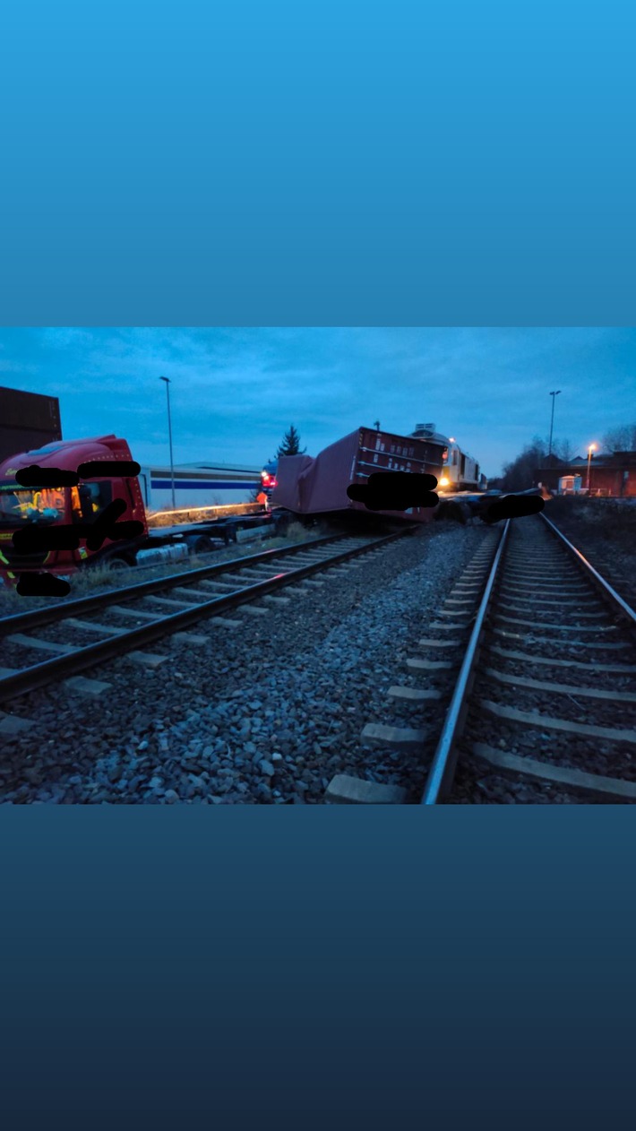 POL-DU: Wanheimerort: Güterzug erfasst querstehenden Lkw