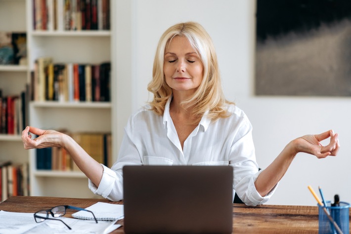 KGS Presseinfo: Hightech-Brille und Augen-Yoga - Entspannte Aussichten für den Herbst