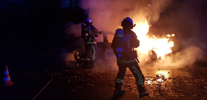 FW-BO: PKW gerät während der Fahrt in Brand