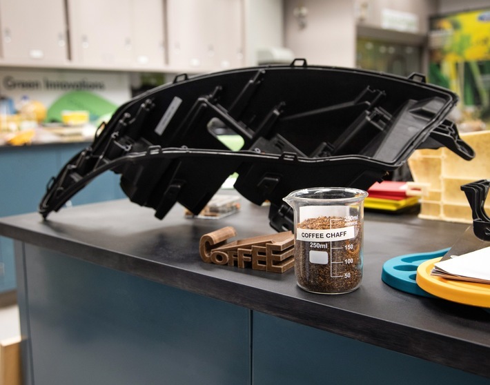 Autoteile aus Kaffeebohnen: Ford und McDonald's beschließen Nachhaltigkeits-Kooperation / Ford testet Nutzung von Schalen gerösteter Kaffeebohnen für nachhaltige Herstellung von Scheinwerfergehäusen. Weiterer Text über ots und www.presseportal.de/nr/6955 / Die Verwendung dieses Bildes ist für redaktionelle Zwecke honorarfrei. Veröffentlichung bitte unter Quellenangabe: "obs/Ford-Werke GmbH/Rob Widdis Photography"