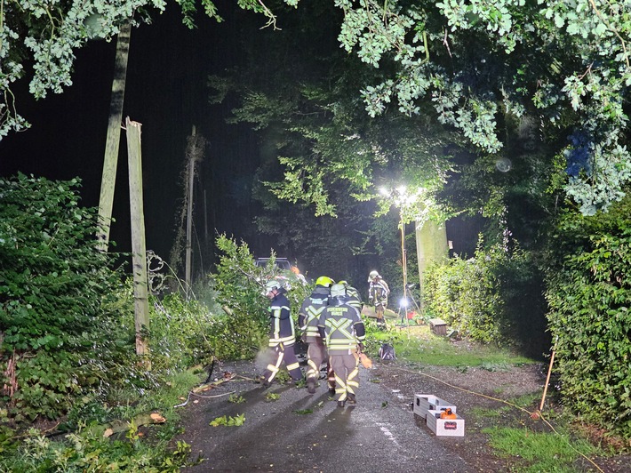 FW Hünxe: Strommast beschädigt - Nächtlicher Feuerwehreinsatz in Bruckhausen