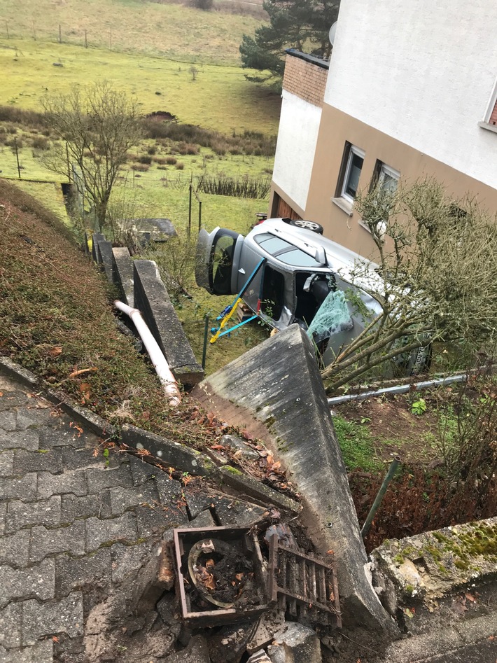 POL-PPWP: Auto stürzt fünf Meter tief und landet im Garten