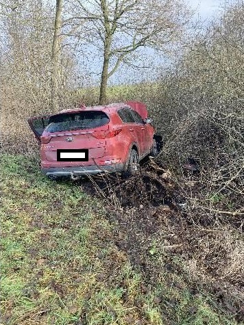POL-CUX: Verkehrsunfall zwischen Krempel und Wanna - Fahrzeugführer verletzt (Lichtbild in der Anlage)