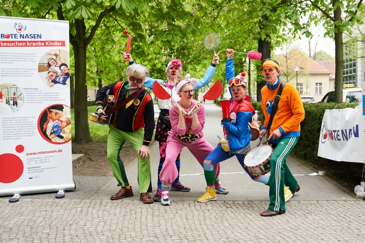 Clown-Staffellauf startet vor Kinderklinik der Charité Berlin: ROTE NASEN Deutschland e.V. feiert sein 20. Jubiläum