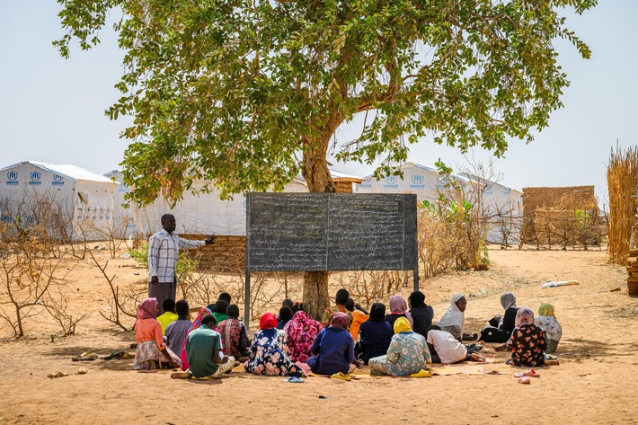 Geflüchtete sudanesische Kinder werden im Tschad unter freiem Himmel unterrichtet ©World Vision.jpg