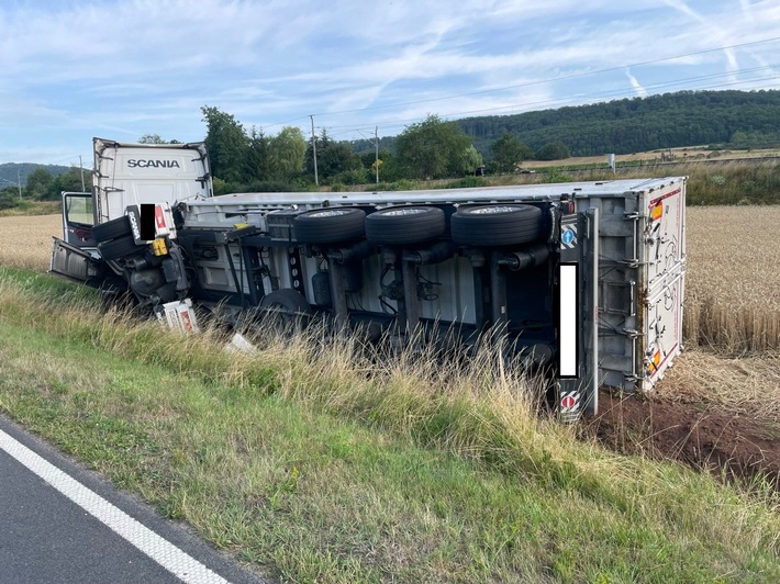 LPI-NDH: Lkw auf Feld gestoppt, Anhänger umgekippt