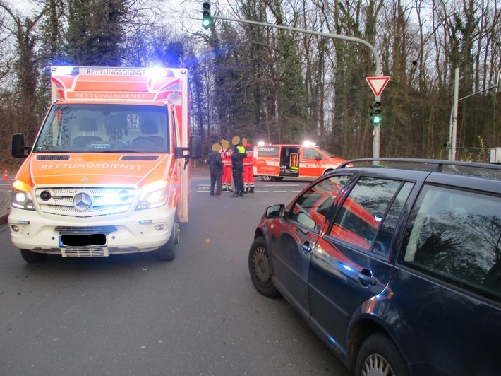 POL-RBK: Bergisch Gladbach - Eine leicht verletzte Person nach Unfall in Lückerath