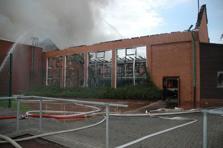 POL-CUX: Großbrand in Berne / Turnhallen durch Feuer zerstört (Bildanlage)