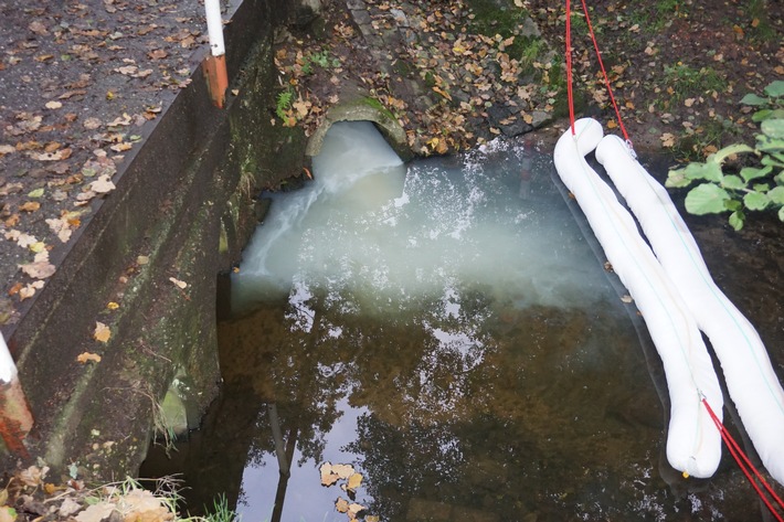 FW Ratingen: Umweltschutzeinsatz nach Gewässerverunreinigung