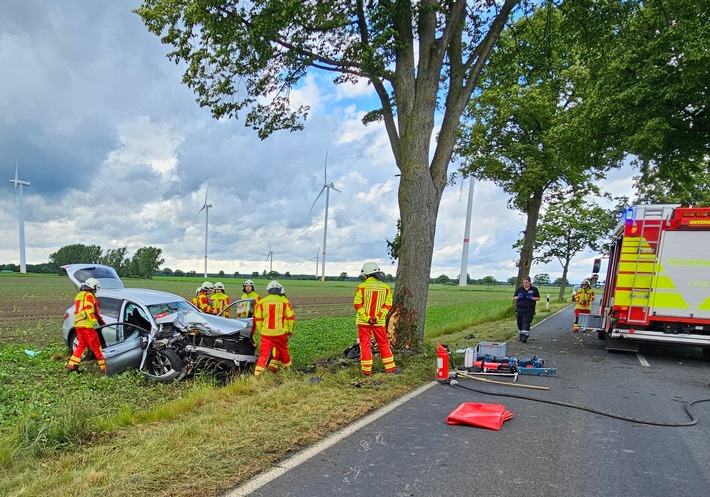 FW Lehrte: Schwerer Verkehrsunfall zwischen Sievershausen und Schwüblingsen: PKW prallt gegen Baum - Fahrer und Kind lebensgefährlich verletzt