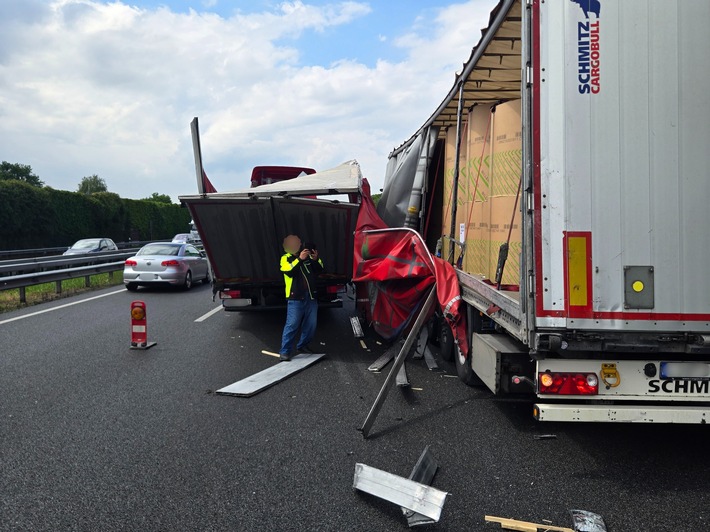 POL-VER: +Werkzeug aus Transporter gestohlen++Auffahrunfall mit Ausweichmanöver verhindert-Lkw aufgerissen(FOTO)++Auffahrunfall mit Verletzter++Einbrecher nutzen Balkon++Frau auf E-Scooter leicht verletzt+