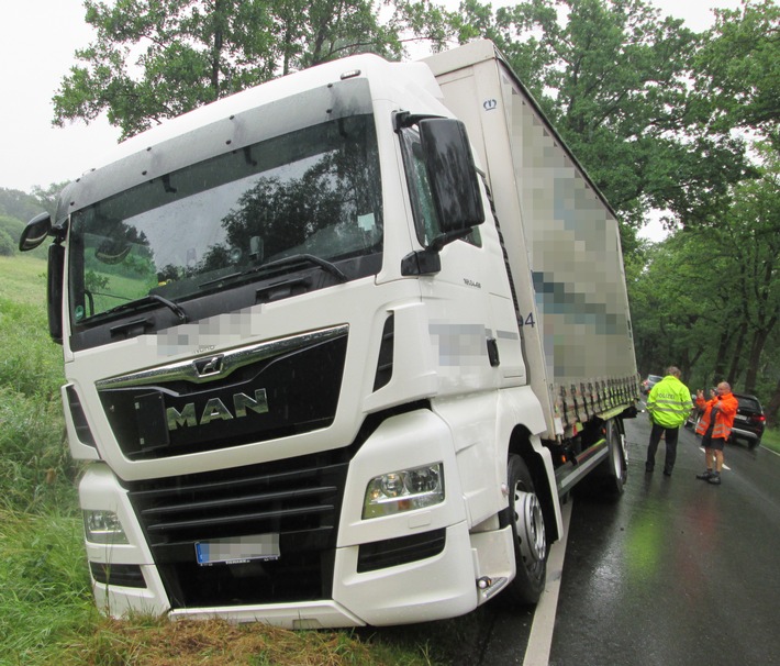 POL-ROW: ++ Unfallflucht mit grünem Lkw auf der Landesstraße 130 - Polizei bittet um Hinweise ++ Polizei stoppt betrunkene Autofahrerin ++ Jugendliche auf gestohlenem Aufsitzmäher unterwegs ++