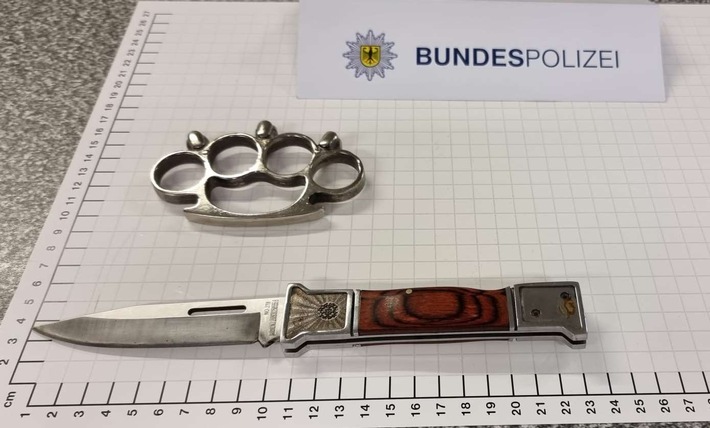 BPOL NRW: Bundespolizisten stellen junge Männer mit gefährlichen Waffen