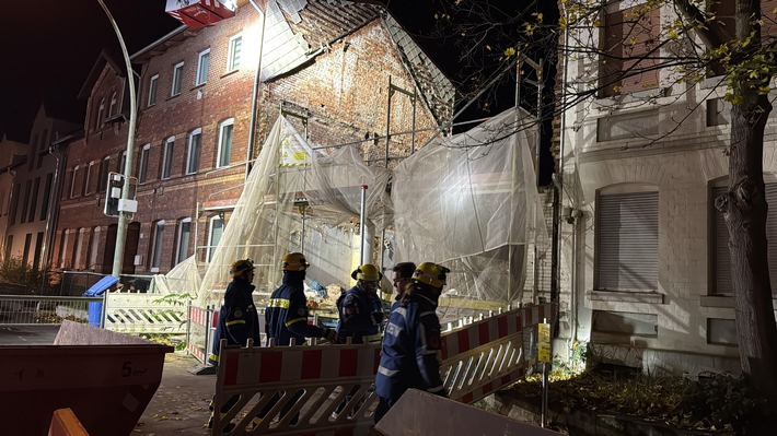FW Helmstedt: Baugerüst drohte in Helmstedt umzustürzen - Feuerwehr und THW im Einsatz